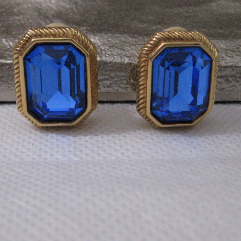 EUC Swan Stamped Rectangle Gold Tone Swarovski Blue Crystal Clip on Earrings